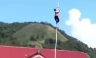 Pengait Tali Lepas, Rizky Panjat Tiang Bendera saat Upacara Kemerdekaan
