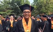 Nashrur Wisudawan Inspiratif UIN, Kuliah Sambil Jadi Loper Koran