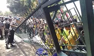 Aksi Demo Aliansi Semarang Raya Robohkan Pagar Kantor DPRD Jateng
