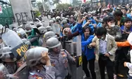 Polisi Pukul Mundur Mahasiswa Menjauh dari Gedung DPR