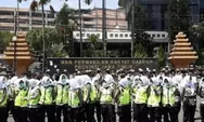 Dinginkan Suasana Demo, Polda Jatim Terjunkan Pasukan Asmaul Husna