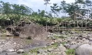 Miris, Warga Perbatasan Banjarnegara-Wonosobo Seberangi Sungai Lewat Jembatan Bambu Lapuk
