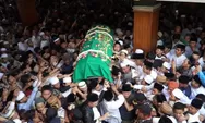 Ribuan Pelayat Sambut Jenazah Gus Sholah dengan Gema  Bacaan Alquran