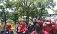 Demo Tolak Omnibus Cilaka Ratusan Buruh Perempuan Geruduk Kementerian PPA