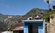 Susah Sinyal, Siswa SMPN 4 Bawang Belajar di Atap Rumah