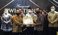 PWI Anugerahi Bupati Wihaji Penghargaan Bidang Birokrasi Pemerintahan dan Pelayanan Publik