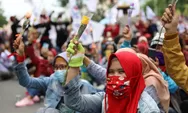 Buruh-Polisi Saling Beri Bunga Warnai Aksi Demo UU Cipta Kerja