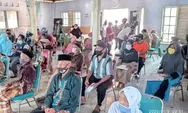 Ambil BLT DD, Warga Weleri Diatur Jarak dan Wajib Bermasker