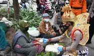 Tokoh Wayang Bagikan Masker di Pasar Tradisional  Curi Perhatian Masyarakat