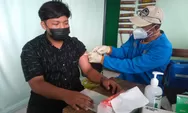 Vaksinasi Terpusat di SMPN 2 Mijen, Puskesmas Mijen 2 Terjunkan 10 Personel