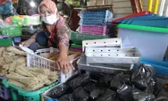 Sepi Pembeli, Pedagang Tusuk Sate dan Arang di Kendal Pasrah