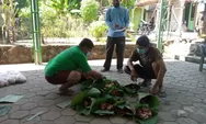 Kurangi Plastik, Desa Blorok Brangsong Bungkus Daging Kurban Pakai Daun Jati