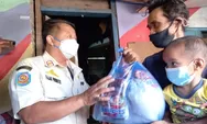 Satpol PP Kota Semarang Ajak Warga Taat PPKM Sambil Bagi Sembako