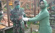 Ketua Persit Kartika Chandra Kirana Kodim 1015 Sampit Bagikan Masker Dan Anti Septik Kepada Anggota Satgas TMMD