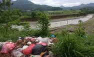 Pemandangan Gunung Yang Indah Tertutup Tumpukan Sampah