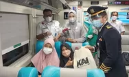 Penumpang Kereta Dapat Souvenir dan Bunga Mawar di Hari Kartini 2021