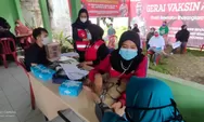 Puskesmas Kalimulya Adakan Vaksinasi Warga dan Dibantu Tiga Relawan PMI