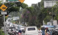 Jalan Raya Puncak Bogor macet parah akibat longsor, Ambulas bawa pasien sakit pun harus berjuang keras