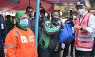 Kemenhub Bagi Sembako ke Pengemudi Ojek Online