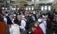 Para Aksi Bela Islam dan Ulama Duduk Santai Sambil Membaca Surat Yassin