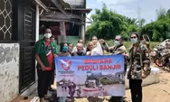 Baskara dan Ansor Bagikan Nasi Bungkus untuk Korban Banjir di Kedoya