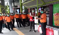 Relawan Siaga Berbagi Takjil di Stasiun Gambir