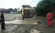 Jalan Lintas Muara Bulian - Tempino Rusak dan Berlobang, SPBU Bajubang Bantu Melakukan Penimbunan.