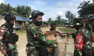 SATGAS YONIF 512 BAGIKAN PAKAIAN KEPADA DI MASYARAKAT PERBATASAN PAPUA