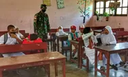 Hadir Di Sekolah Jadi Guru Bantu, Satgas Yonif 512/QY Ajak Anak-anak Perbatasan Papua Patuhi Protokol Kesehatan