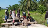 Satgas Yonif 512/QY Bersama Masyarakat Perbatasan Gotong Royong Benahi Jembatan