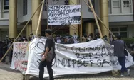 Anggap SK Skorsing Frans Cacat, Mahasiswa Unnes Demo Dekanat dan Rektorat