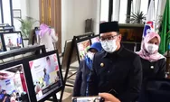 Pimpinan dan Anggota DPRD Jabar bersama Gubernur Jabar M. Ridwan Kamil saat meninjau pameran foto kegiatan reses yang bertempat di Lobby Ruang Paripurna DPRD Jabar