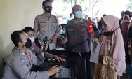 Polres Ciamis Salurkan Bantuan Tunai Tahap 2 Untuk PKL Warung dan Nelayan