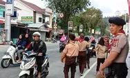Pramuka Saka Bhayangkara Polres Poso Bagikan Takjil Gratis ke Pengendara