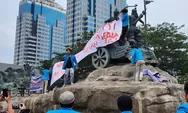 Aksi Mahasiswa di Jakarta: Mereka Mendaki Patung Kuda dan Menyuarakan Tuntutan Demokratis!