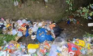  Tumpukan Sampah Menggunung di Parit Gunungbatu