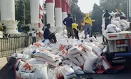 Ratusan Karung Beras Bulog Berserakan Dekat Tugu Kujang, Diduga Truk Kelebihan Muatan