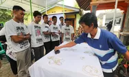 Sukarelawan Pandawa Bersama Milenial Purworejo Persembahkan Batik Khusus untuk Ganjar Pranowo