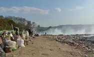 Meski Banyak Asap Pemulung TPA Darupono Baru Tetap Mengais Sampah