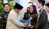 Bangga! Momen Prabowo Hitung Medali Emas Martina Ayu Disambut Gemuruh Tepuk Tangan