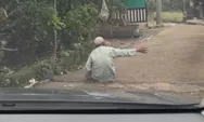 Tak Mau Menepi Sebelum Diberi Uang, Aksi Lansia Ini Bikin Jalanan Macet
