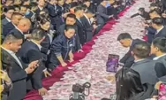 Heboh! Perusahaan China Tebar Bonus Rp439 Miliar, Karyawan Bebas Ambil Uang Tunai di Atas Meja