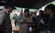 Momen Prabowo Habiskan Sepiring Nasi Goreng di Posko Pengungsian di Agam: Lumayan Enak!