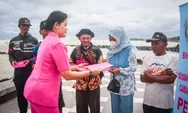 Kapal KM Rizki Barokah Terhempas Gelombang Laut