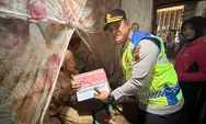 Polisi Pemalang Door To Door Bagikan Bantuan, Kepada Warga Terdampak Rob 