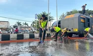 Jalan Pati–Kudus Licin dan Viral, Polisi Bergerak Cepat Bersihkan Tumpahan Tanah