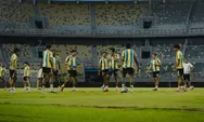 Duel Lawan Persebaya, Pelatih Dewa United Banten FC Jan Olde Riekerink: Ini akan Jadi Ujian Berat Bagi Kami