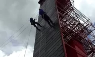 Siap Menyelamatkan Korban di Ketinggian