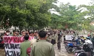 Jalan Rusak, Mahasiswa HSU Gelar Aksi di Rumah Rakyat
