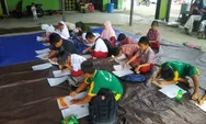 Semangat Siswa Kerjakan Soal Akhir Semester Beralas Terpal